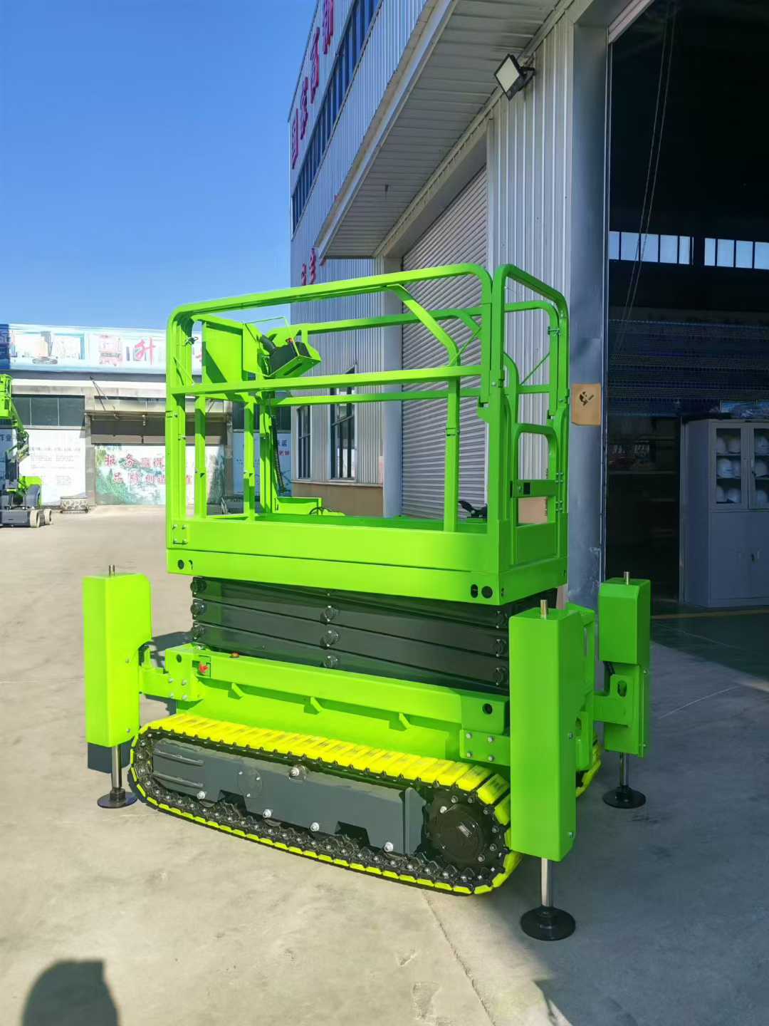 رافعة مفصلية مدمجة تعمل بالبطا - مراجعة Compact Crawler Boom Lift وسعره